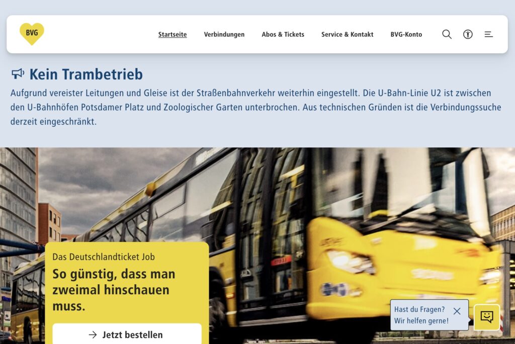 Screenshot BVG Website: Die BVG-Webseite informiert über den Ausfall des Trambetriebs und Einschränkungen bei der U-Bahnlinie U2. Werbung für das Deutschlandticket Job ist ebenfalls sichtbar.
